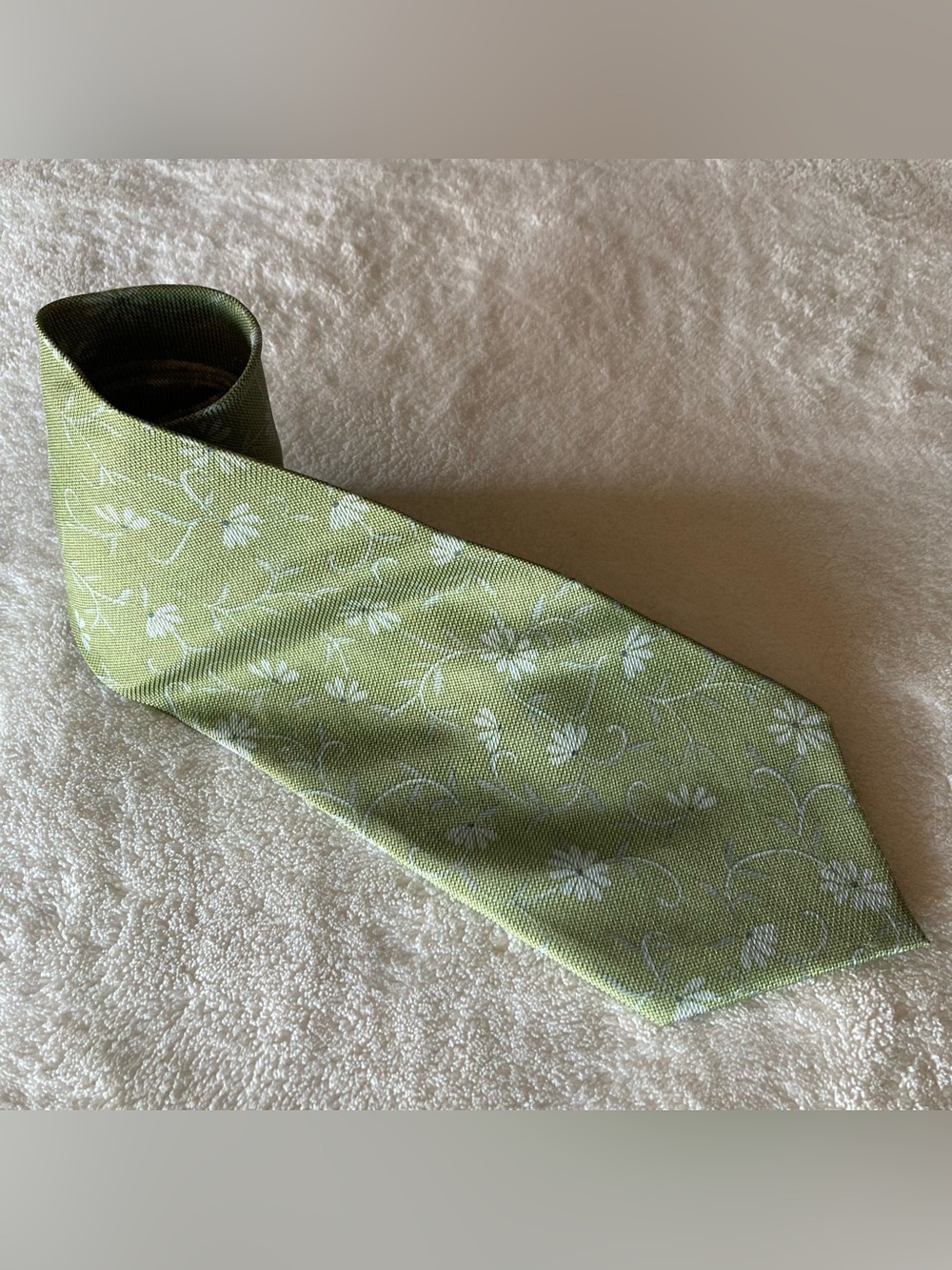 Axe Mod Paris necktie. 100% silk. Medium green with white flowers.L 61in & W 4in
